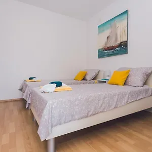 https://apartmani-bruna-plano.hotels-in-trogir.com